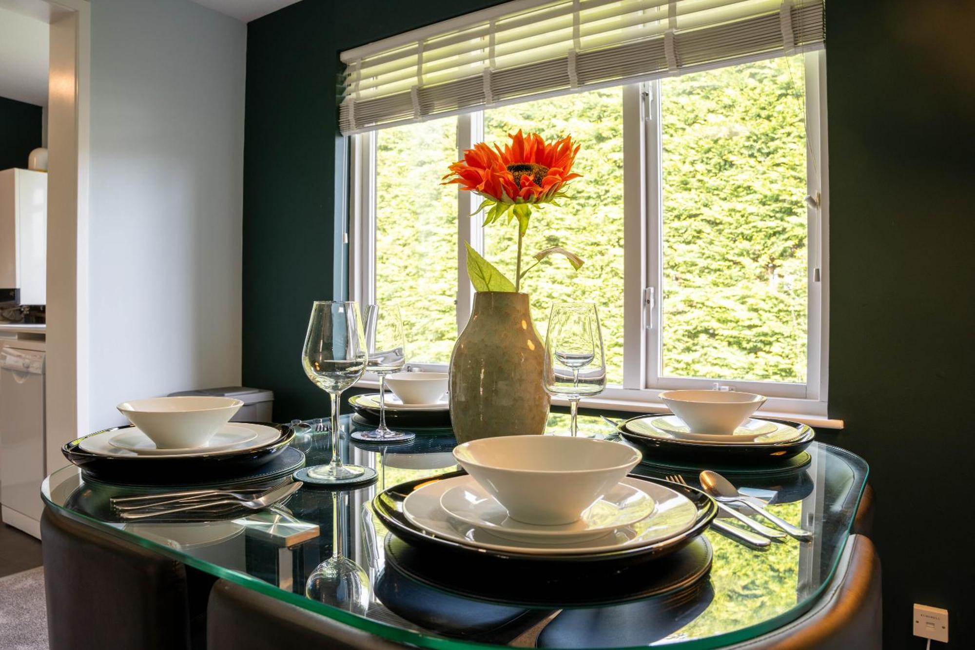 Park View- 2 Bed Apartment Close To East Surrey Hospital Salfords Exterior photo