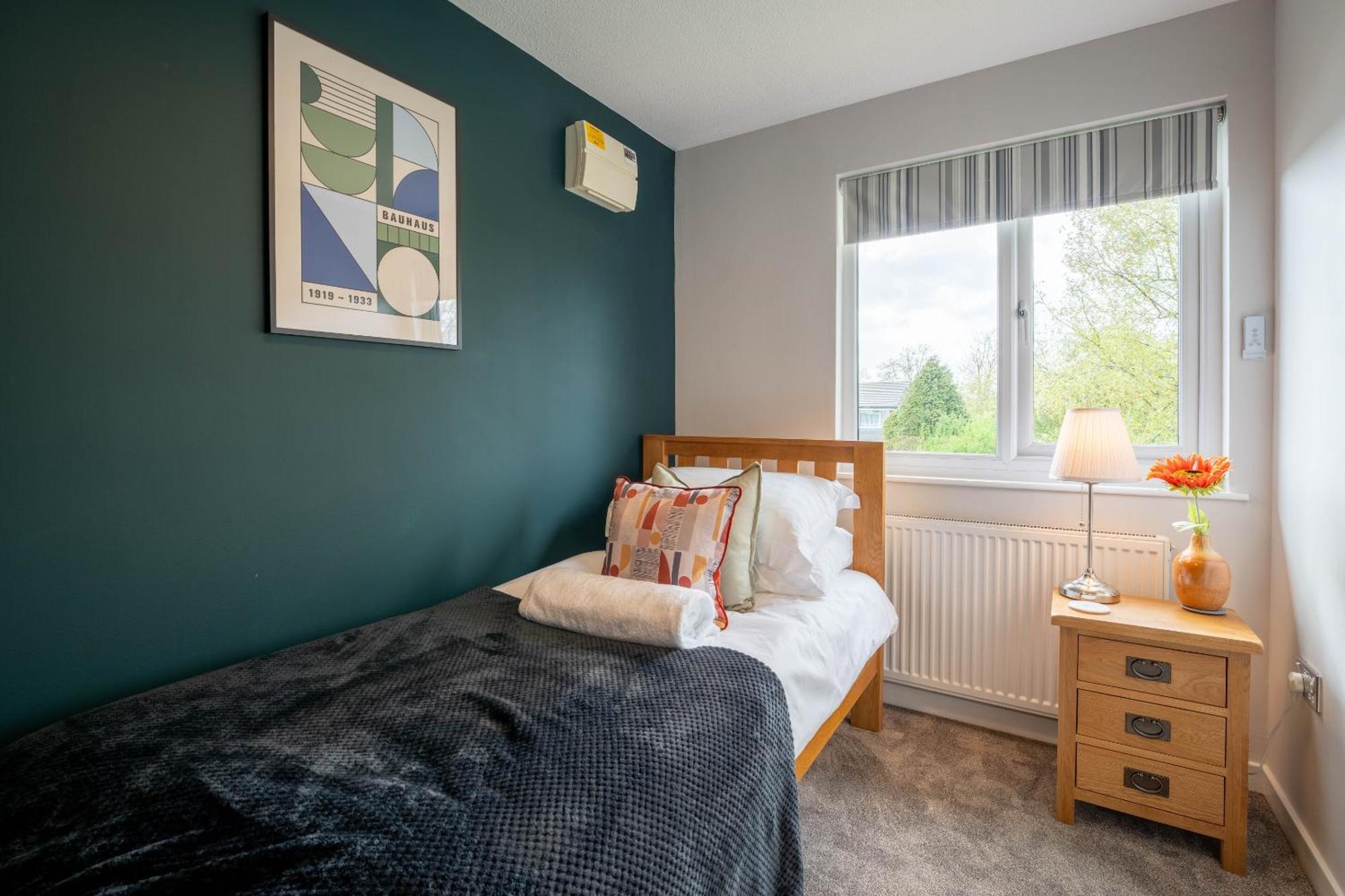Park View- 2 Bed Apartment Close To East Surrey Hospital Salfords Exterior photo