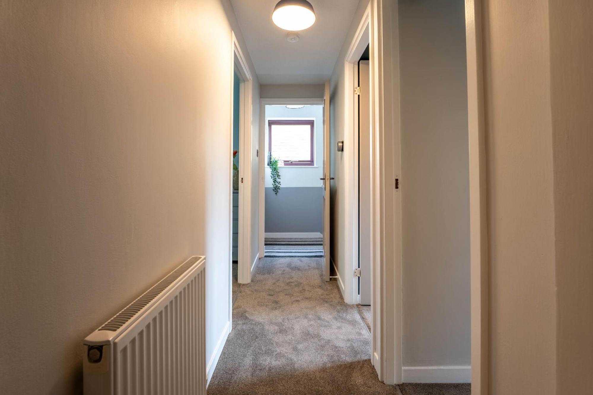 Park View- 2 Bed Apartment Close To East Surrey Hospital Salfords Exterior photo