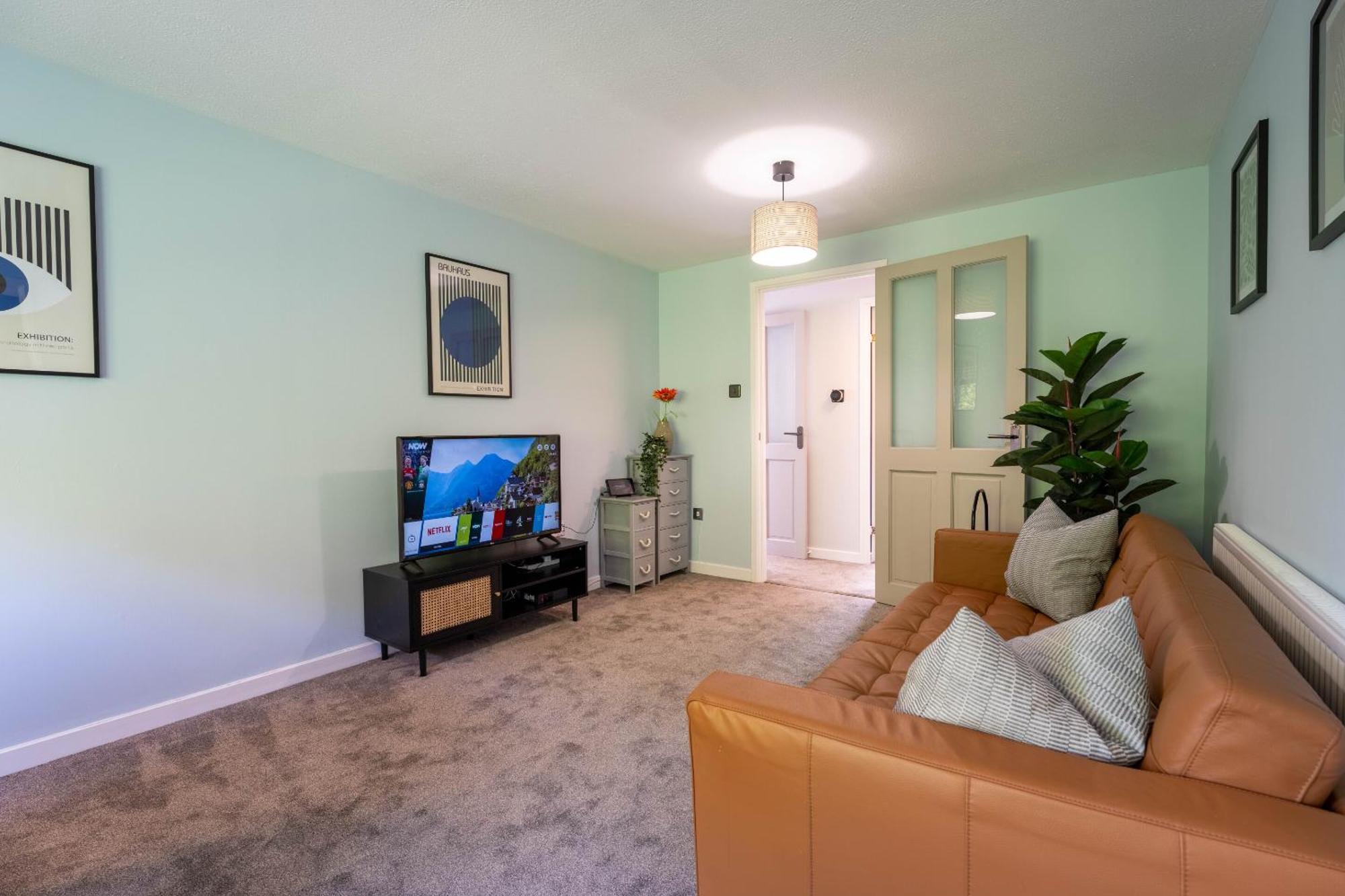 Park View- 2 Bed Apartment Close To East Surrey Hospital Salfords Exterior photo